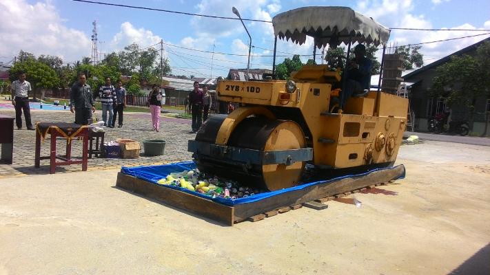 Ratusan Miras Sitaan Digilas Polres Meranti