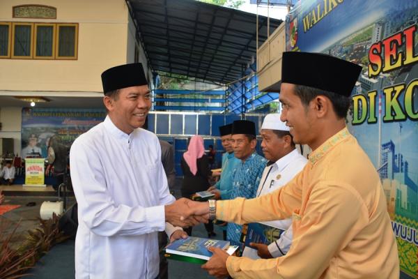 Walikota Pekanbaru Bagikan Kain Sarung kepada 600 Undangan  
