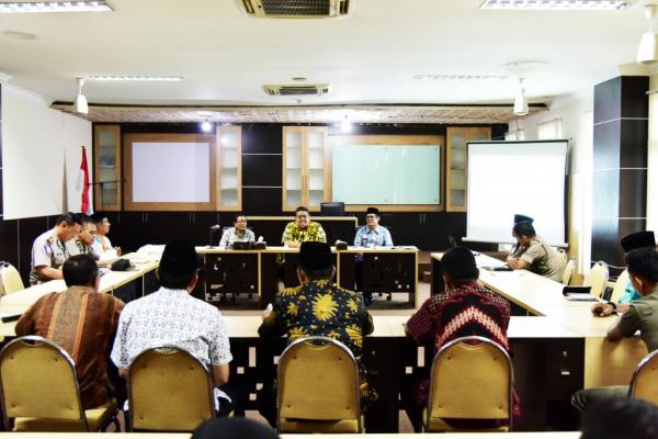 Asisten I sekdakab inhil pimpin rapat persiapan pawai takbir idul fitri 1438 h.
