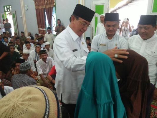 Jelang Idul fitri Bupati Inhil HM wardan th 2017.serah kan Dana Tali asih kepada anak yatim piatu di Desa Belanta Raya