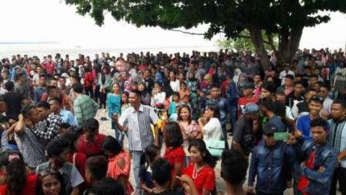 Lebaran tahun ini pantai solop yg terletak di kabupaten Indragiri hilir ramai di kunjungi pengunjung