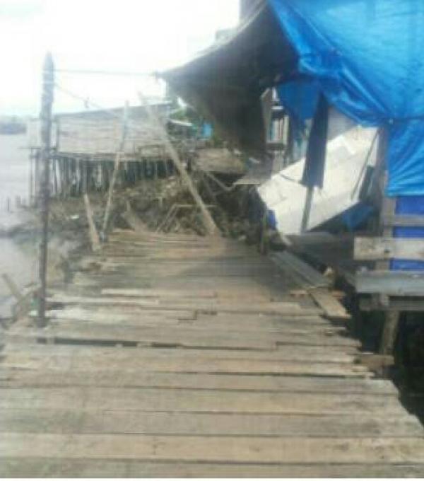 Longsor mengakibatkan beberapa rumah penduduk rusak