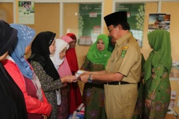 MUSLIMAT NU CABANG INHIL SALURKAN ZAKAT DAN INFAK
