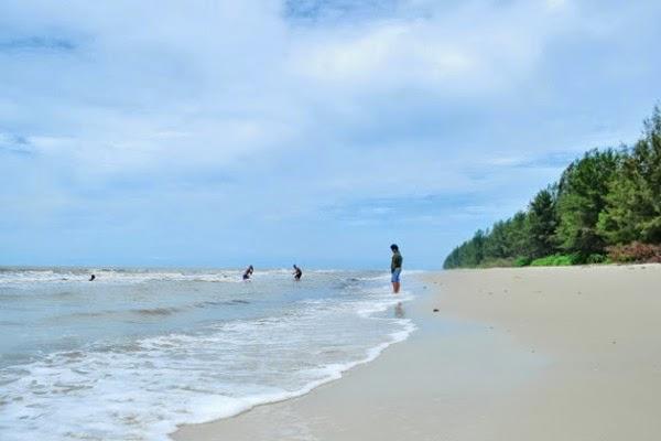 Mengintip ke indahan pantai solop yang keindahan alam yang alami