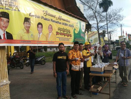 Partai Golkar bagi kan takjil untuk masyarakat