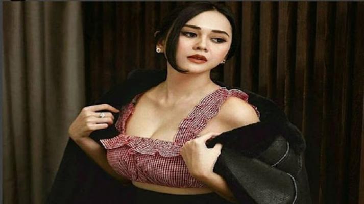 Aura Kasih Ngaku Jomblo, Netizen : Mohon Bersabar Ini Ujian