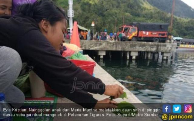 Beginilah Ritual Membujuk Penghuni Danau Toba