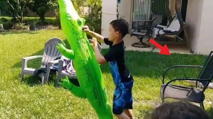 Bocah Sedang Asyik Main Balon Buaya, Siapa Sangka Ada Hal Mengerikan di Belakangnya