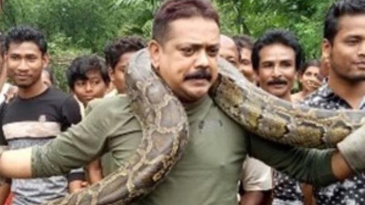 Detik-detik Pria Ini Tercekik Lilitan Ular Piton Raksasa Saat Selfie, Lihat Videonya di Sini