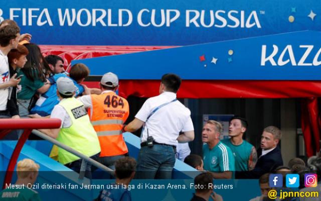 Jerman Angkat Koper, Mesut Ozil Bentrok dengan Suporter