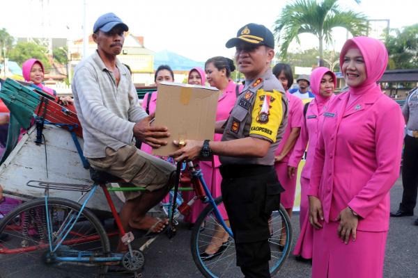 Kapolres Inhil Bagi-bagi Bingkisan Sembako Kepada Tukang Becak 