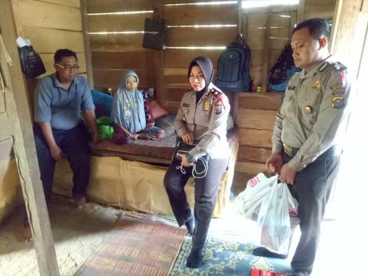 Kurang Mampu dan Sedang Sakit, keluarga ini mendapat bantuan santunan dari Kapolsek Bagan Sinembah 