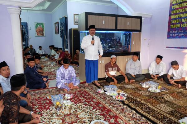 Mempererat Silaturahim, Sekda Inhil Ajak Pengurus HNSI dan IKA UR Buka Puasa Bersama di Kediamannya