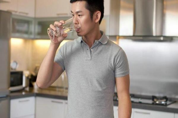 Minum Sambil Berdiri Bisa Picu Masalah Jantung Hingga Paru-Paru