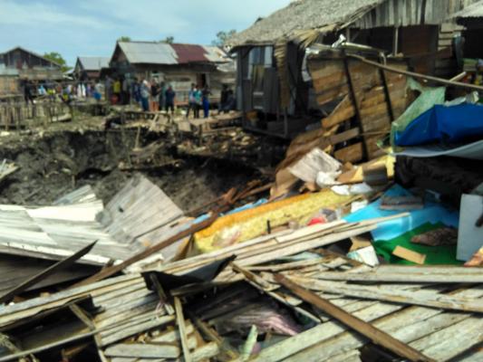 Musibah Tanah Longsor di Tanah Merah, Tiga Unit Rumah Amblas Ke Sungai 