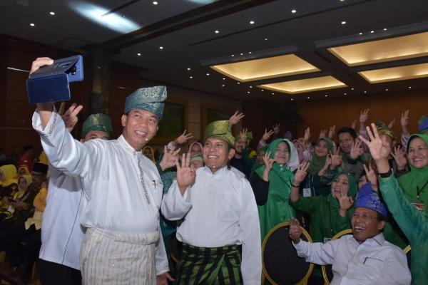 Pakai Seragam Putih Gading, Firdaus-Rusli Kompak Berikan yang Terbaik