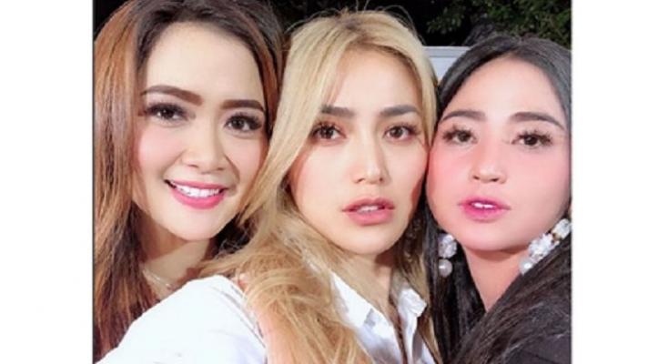 Pose Bareng Vega dan Jessica Iskandar, Bagian Tubuh Dewi Perssik Jadi Sorotan, Gede Banget Ya?