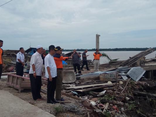 Sekda Prop Riau dan kepala BPBD Prop Riau tinjau longsor yang terjadi di Parit 6 Tembilahan
