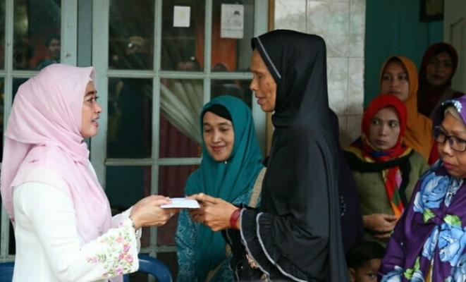 Zuhenni Sri Dewiani Rudyanto bersama Tim  (TP-PKK) Inhil menyerahkan bantuan kepada korban musibah kebakaran 