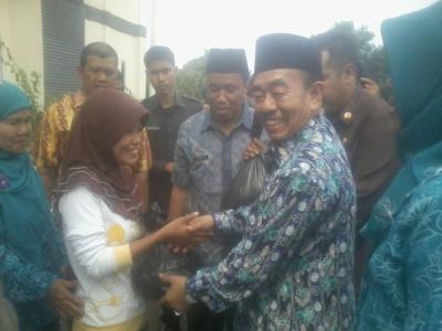  600 Paket sembako murah untuk warga rupat di serahkan Bupati Bengkalis