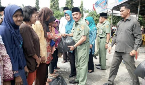 Paket Sembako Murah dan Gratis Di Kecamatan Siak Kecil  ditaja Disperindag dan TP PKK Bengkalis