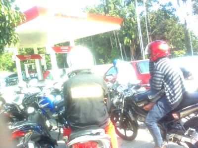 H-3 Jelang Lebaran  Warga Antri Di APMS Stok Premium 
