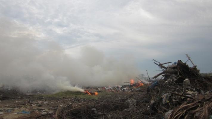 Asap Pembakaran Sampah di TPA Gogok Ganggu Pengguna Jalan