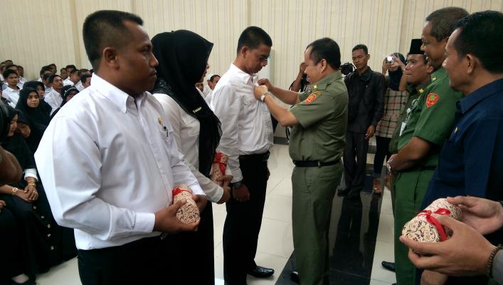 Bupati Meranti Serahkan SK Pengangkatan Honorer KII