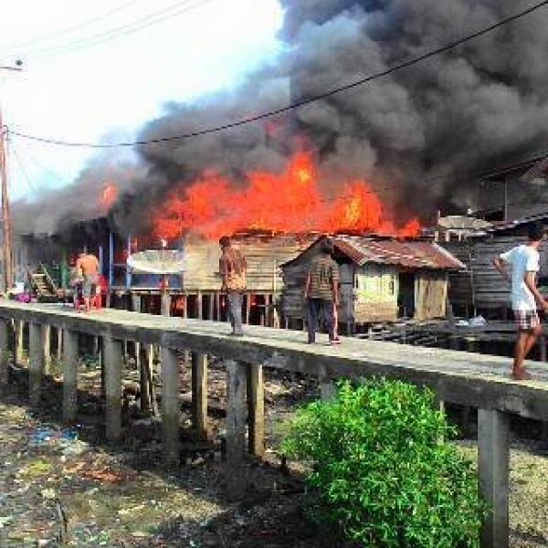 Kebakaran Hebat di Panipahan Rohil, 8 Petak Rumah Rata dengan Tanah