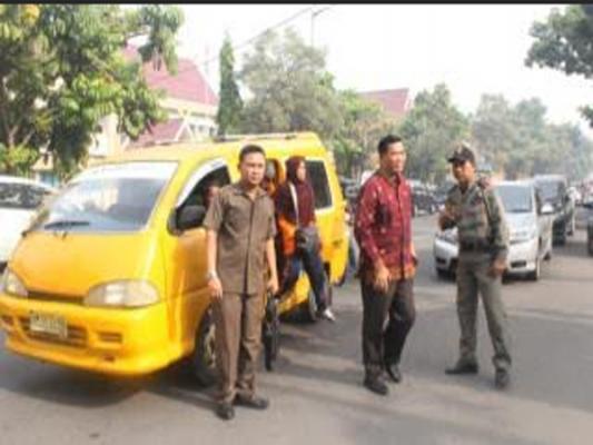 Program Kasih-Papa, Walikota Pekanbaru Naik Angkot ke Kantor