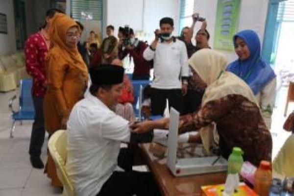 Tinjau JCH Divaksinasi, Walikota Pekanbaru Sempatkan Cek Kesehatan