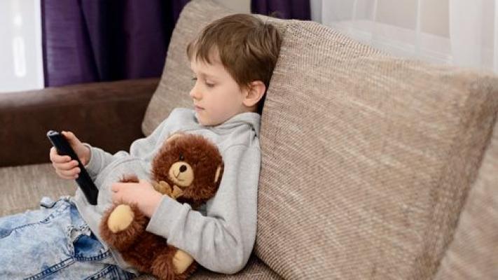 Ini Bahaya Anak yang Sering Berdiam Main Gadget dan Nonton TV
