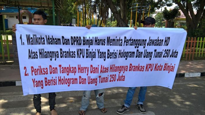 Mahasiswa minta Herry Dani turun dari kursi Ketua KPU Binjai