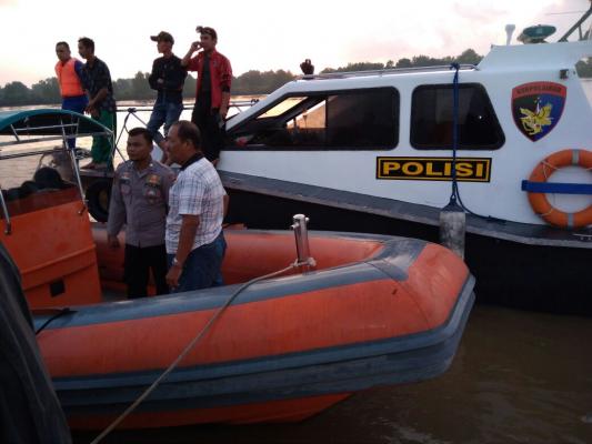 ABK jatuh kesungai,Tim SAR sampai berita ini diturunkan belum menemukan.