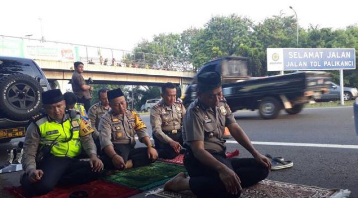Aksi Polisi-Polisi Salat di Tepi Jalan Bikin Warganet Jatuh Hati