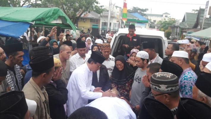 Bupati Inhil HM Wardan antar Jenazah H Mohammad Ali Khanafiah