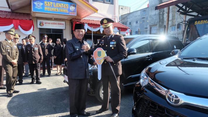 Bupati Inhil HM Wardan serahkan 2 unit kendaraan roda empat pada HUT Polri,