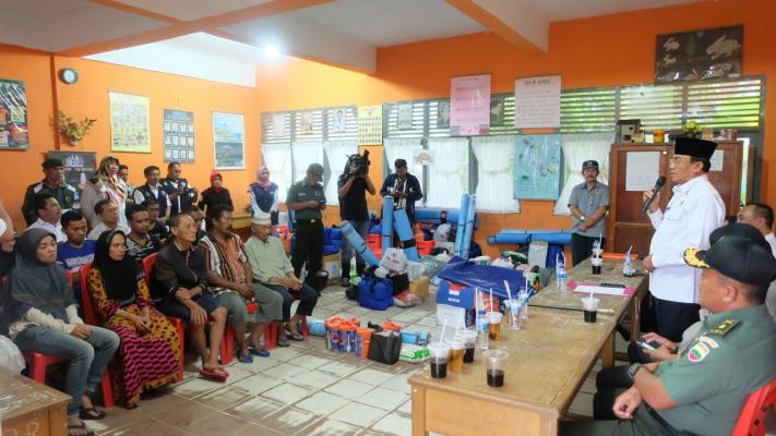 Bupati Inhil Tinjau lokasi kebakaran dan menyerahkan bantuan 