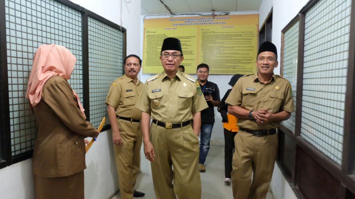Hari pertama kerja,Bupati Inhil HM..Wardan sidak di beberapa kantor.