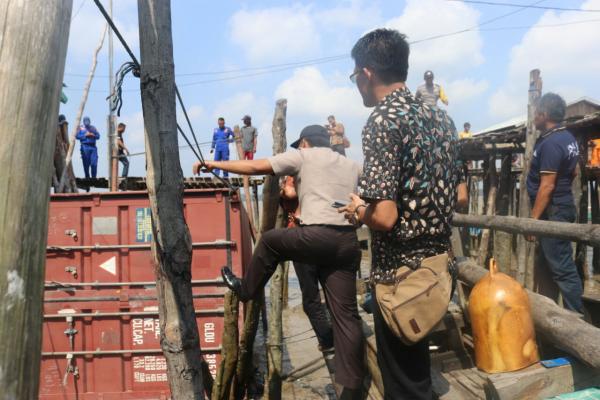Kapolres Inhil melihat langsung penemuan peti Kemas