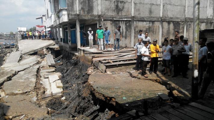 Longsor melanda kuala enok,dua unit Rumah dan jalan mengalami kerusakan
