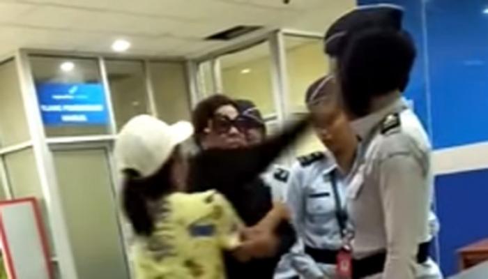 Mengaku sebagai seorang istri jendral polisi,Ibu ini berani menampar petugas Bandara