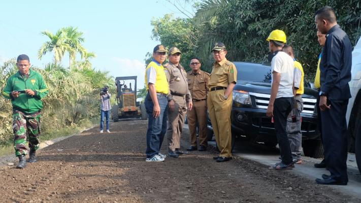 Jadwal yang padat Bupati Inhil HM Wardan sempatkan meninjau langsung pekerjaan jalan