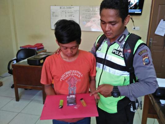 Polsek. Tampan Amankan pelaku penyimpanan  paket sabu.