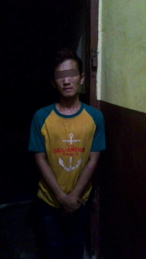 Saling pandang dua pemuda terlibat perkelahian