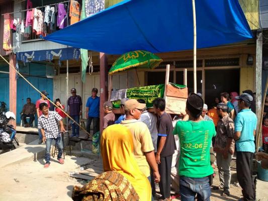 Sedang menyemprot ruko dinding walet,terpeleset