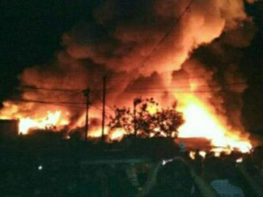 Sijago merah menghangus kan beberapa rumah dan kios di tembilahan