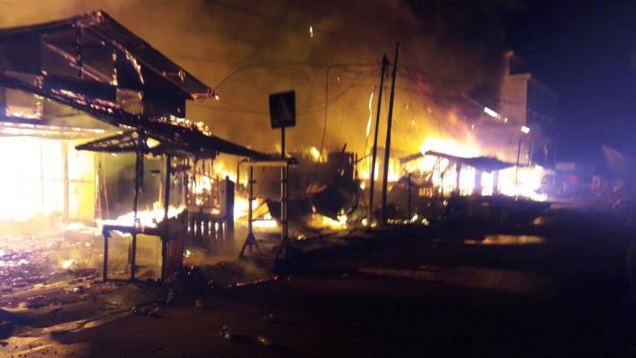 Sijago merah  meluluh lantakan Ruko dan Rumah penduduk