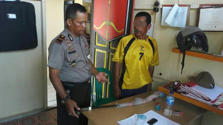 Tak mampu menahan emosi,lelaki paruh baya di aman kan Polisi
