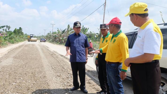 Untuk memastikan kegiatan berjalan,Bupati Inhil HM Wardan meninjau langsung pelaksanaan ruas jalan kota Baru-selensen.